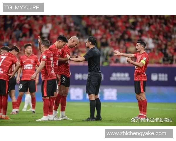 红衣足球明星究竟是谁他在赛场上的表现引发了怎样的关注与热议